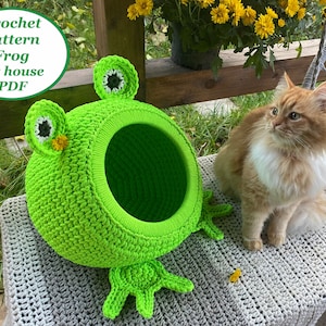 Puede incluir: Casa para mascotas de ganchillo en forma de rana verde con un gato sentado en una manta de ganchillo. La casa para mascotas tiene una gran abertura para que la mascota pueda entrar. Crochet Pattern Frog Pet house PDF.