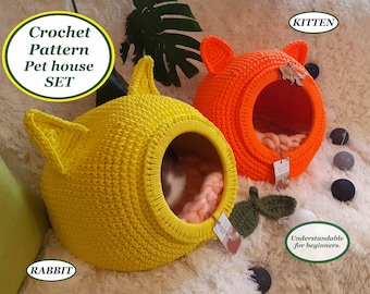 Könnte beinhalten: Ein Set aus zwei handgefertigten Häusern für Haustiere aus Häkelarbeit, eines gelb und eines orange, geformt wie ein Kaninchen und ein Kätzchen. Der Text "Crochet Pattern Pet house SET" ist sichtbar. Das orangefarbene Haus hat das Wort "KITTEN" und das gelbe Haus das Wort "RABBIT".