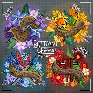 Puede incluir: Cuatro arreglos florales coloridos con una pancarta de desplazamiento marrón y una cita en cada uno. Las pancartas presentan los nombres Donnie, Mikey, Leo y Raph. Las citas son "Déjame brillar, nunca tú", "Mientras creas en ti mismo, puedes hacer cualquier cosa!", "¡Nuestro futuro no está escrito hasta que lo escribamos como equipo!" y "¡Salvando como un jefe!" El título "ROTTMNT Charms! ¡Pre-pedido!" está escrito en blanco sobre un fondo negro.