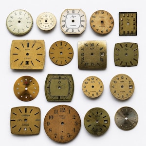 Peut inclure: Une collection de cadrans de montres vintage de différentes formes et couleurs, dont rondes, carrées et octogonales. Certains cadrans présentent des chiffres romains, d'autres des chiffres arabes. Les cadrans sont dans des tons or, crème et vert.