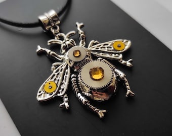 Colar com pingente de abelha steampunk, com peças de relógio, presente incomum para homens e mulheres, joias fantasia