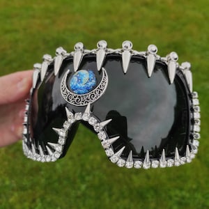 Spiked Strass Schild Sonnenbrille Moon Galaxy – Festival Statement Goggles, Punk Rave Eyewear, Burning Man Accessoire