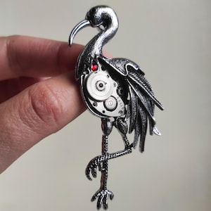 スチームパンクな鳥のブローチペンダント - 機械式クレーンジュエリー - 時計ムーブメント付きシルバーアニマルブローチ - ゴシックインダストリアルなピンバッジ（彼女または彼用）