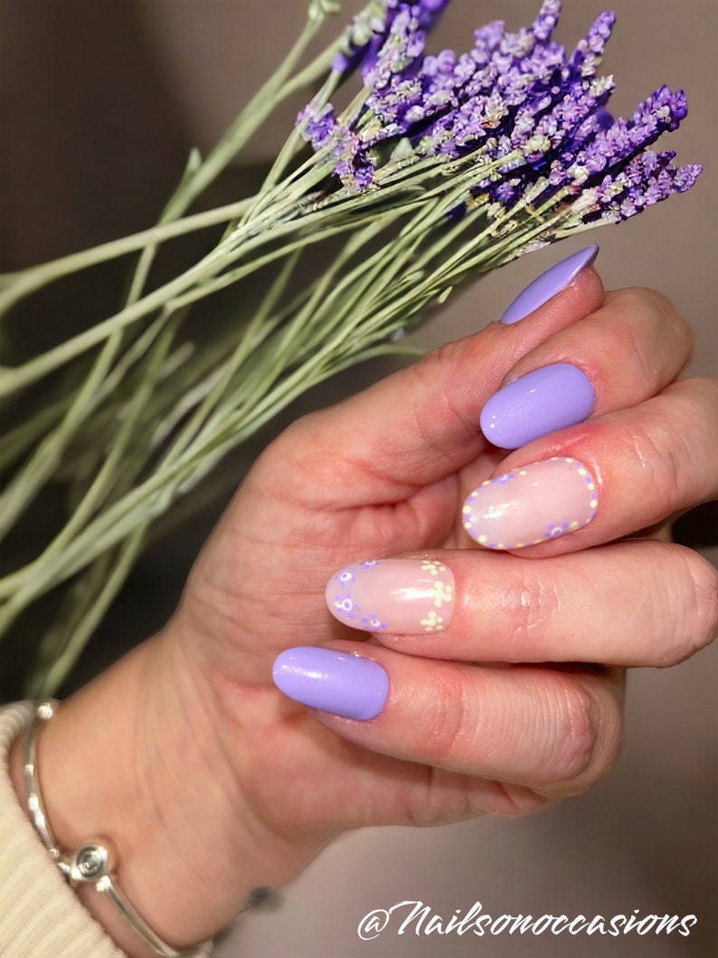 Handpainted Oval Press On Nails, Lilac Floral Design Polish, Clear Builder Gel, Minimalist & Chic, Free UK Shipping, Reuseable and Durable imagem 3