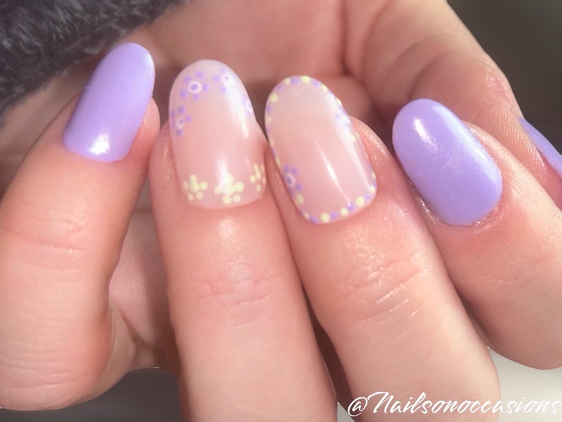 Handpainted Oval Press On Nails, Lilac Floral Design Polish, Clear Builder Gel, Minimalist & Chic, Free UK Shipping, Reuseable and Durable imagem 2