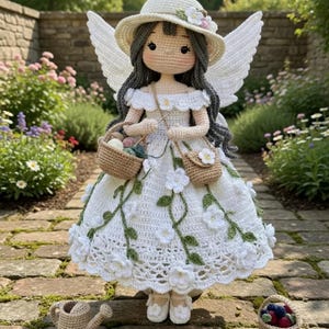 Puede incluir: Una muñeca de hada de ganchillo hecha a mano, con alas blancas, un sombrero y un vestido adornado con flores y enredaderas. La muñeca lleva una cesta y un pequeño bolso. El fondo presenta un jardín con senderos de ladrillo y vegetación.