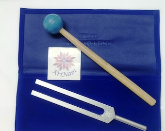 Diapasón de 432 Hz, herramienta de terapia sonora y sanación vibracional para meditación y relajación, con bolsa de terciopelo estampada.