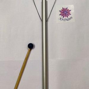 Om 136.10 Hertz gestimmte Pfeife mit Klangspiel und Klangspiel mit Handständer und Holzhammer