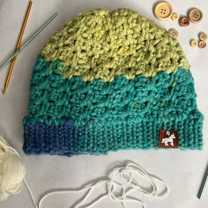 Chapeau bleu et vert au crochet