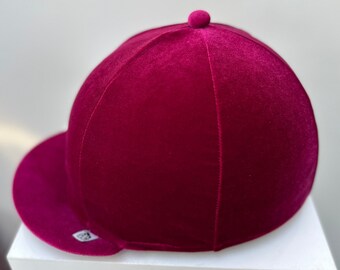 SXC Maßgeschneiderte benutzerdefinierte Samt Hut Seide Abdeckung Reithelm Schädel Kappe Pferdesport Vielseitigkeit Cerise rosa Kunstpelz Pompom Initialen gedruckt