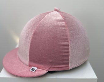 SXC Maßgeschneiderte benutzerdefinierte Samt Hut Seide Abdeckung Reithelm Schädel Kappe Reiter Vielseitigkeitskörper Dusty Pink Baby Rosa Kunstpelz Pompom Initialen gedruckt