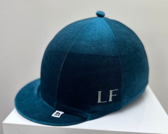 SXC Maßgeschneiderte benutzerdefinierte Samt Hut Seide Abdeckung Reithelm Schädel Kappe Reiter Vielseitigkeit Teal Kunstpelz Pompom Initialen gedruckt