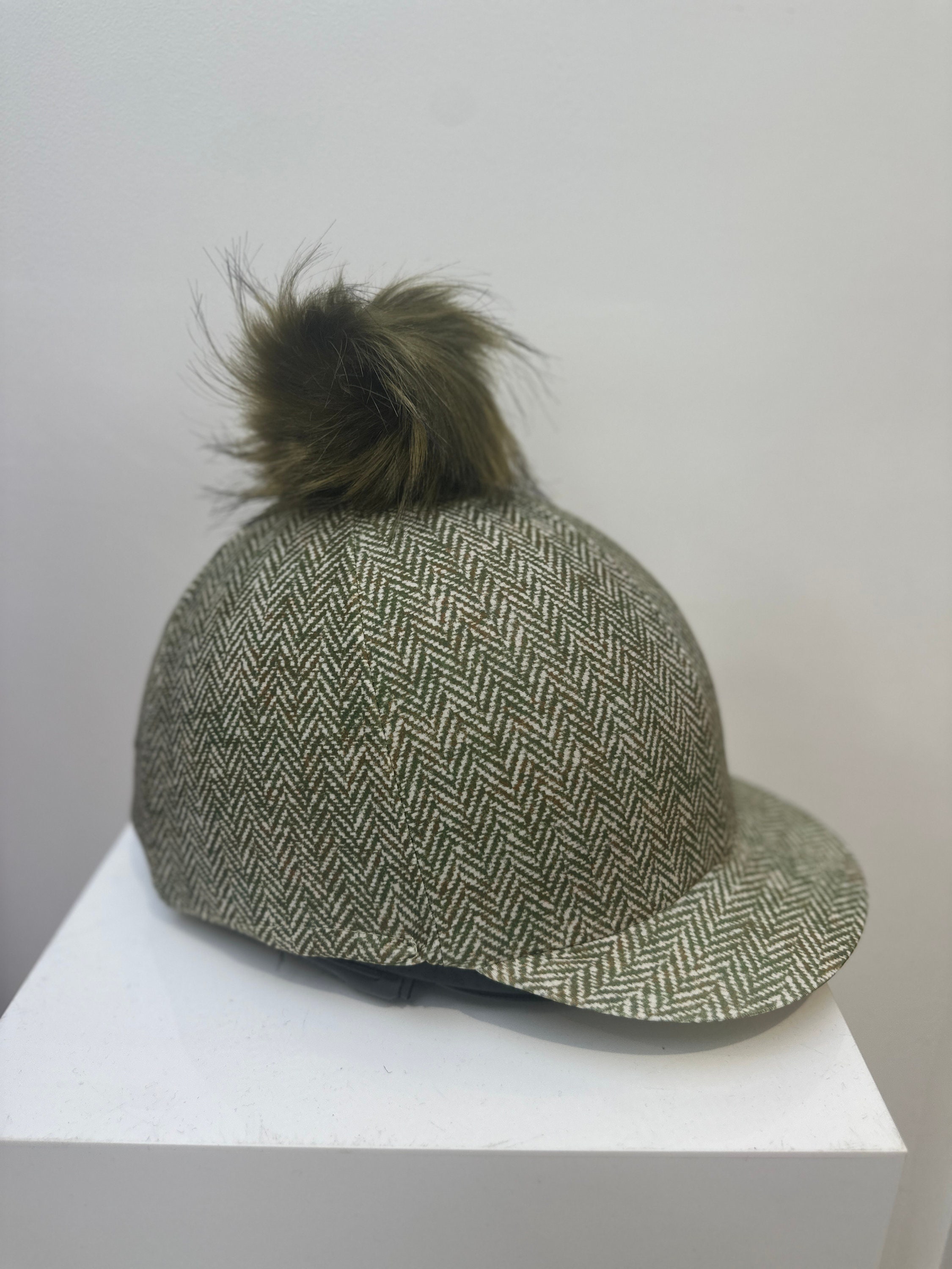 Hy Equestrian Glitter Explosion – Couvre-casque Pailleté Avec Pompon En Fausse Fourrure Amovible