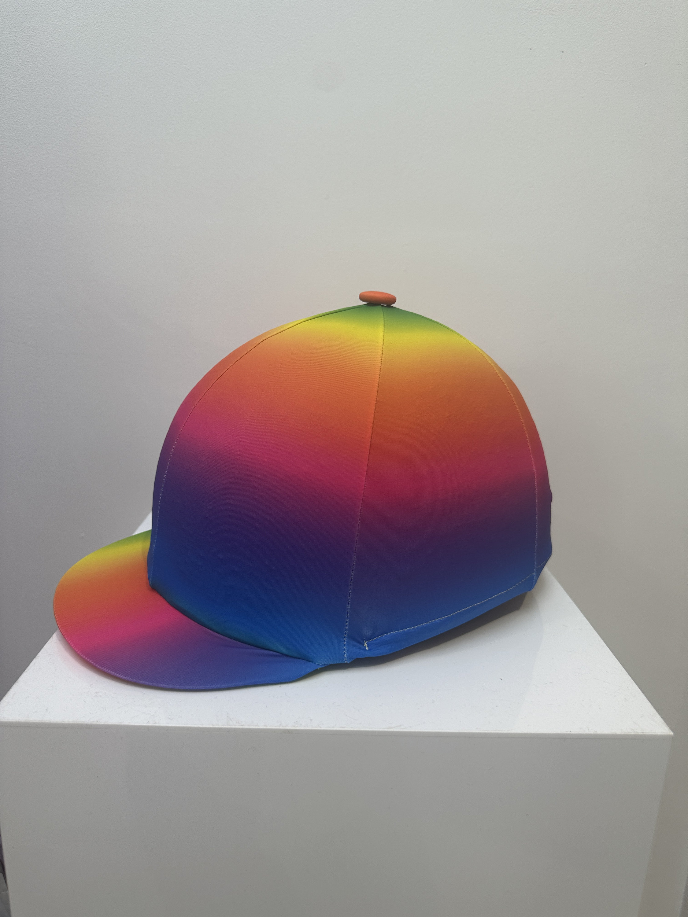 Chapeau Animal Shires Soie Noire Avec Pompons Colorés Et Yeux Rigolos