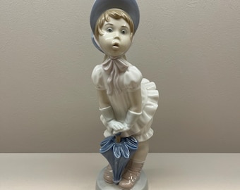 Lladro Mädchen mit Haube und Regenschirm - Vintage Porzellanfigur, handgefertigt in Spanien