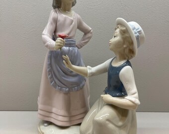 ヴィンテージ リヤドロ NAO 磁器フィギュア – 花を摘む二人の少女