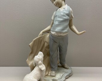 NAO by Lladro 0161 – 子犬と遊ぶ男の子の置物 | ヴィンテージスペイン