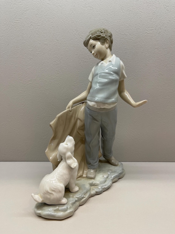 NAO by Lladro 0161 – 子犬と遊ぶ男の子の置物 | ヴィンテージスペイン