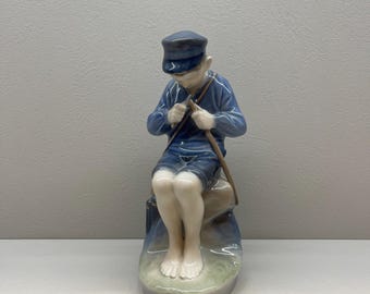 Royal Copenhagen “Whittler Boy” Figurine #905 – Vintage Danish Porcelain