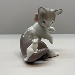 Lladro 5236 Figurina Gatto e Topo – Gattino in porcellana spagnola con fiocco e topo, oggetto da collezione vintage