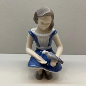 Bing & Grondahl 2340 Denmark Lady Girl Feeding Bird Pigeon Porcelain Figurine