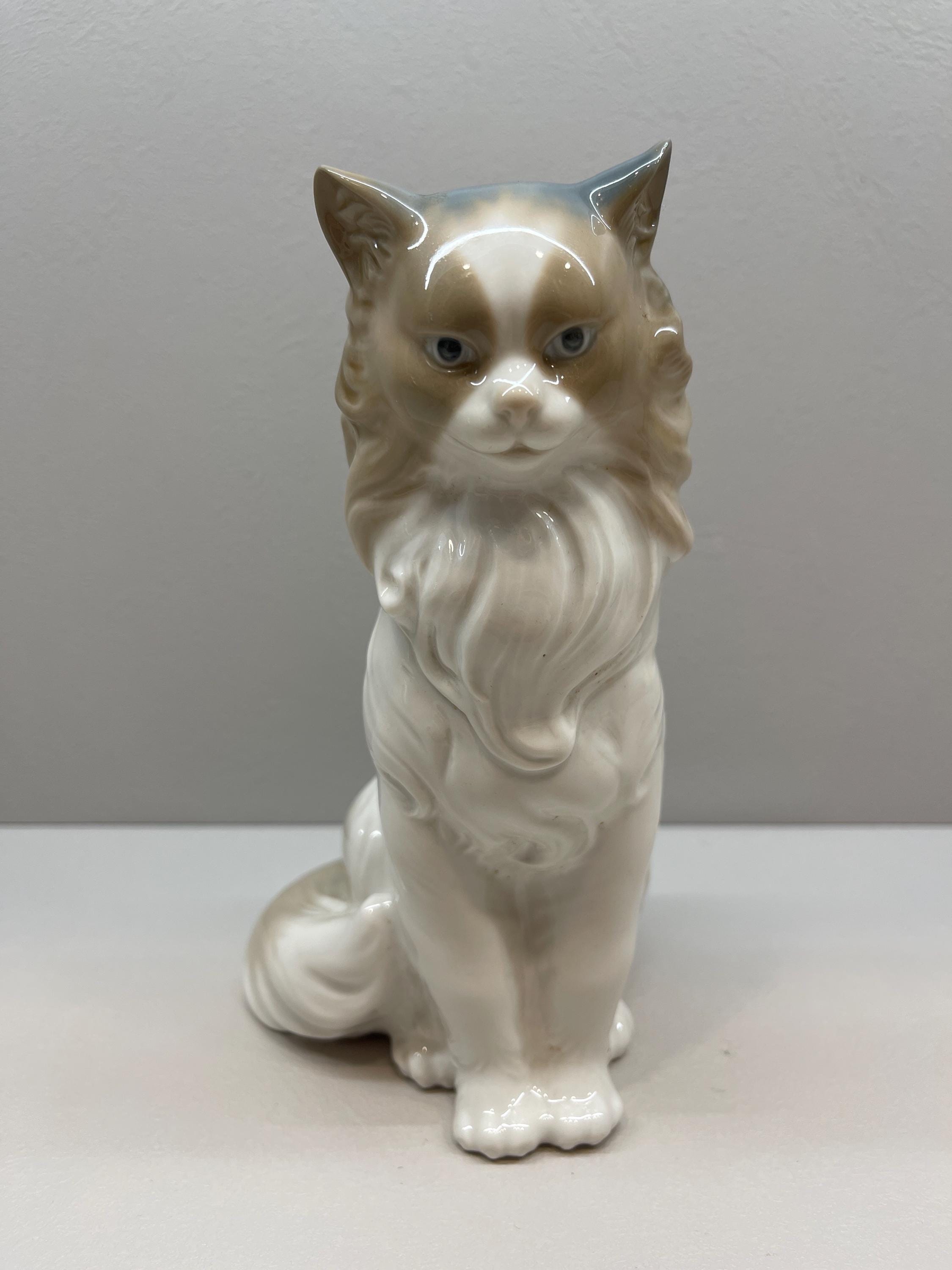 ねこ　置物　スペイン NAO by Lladro「誇り高き猫」 – スペイン製磁器の置物、優雅に座る猫の