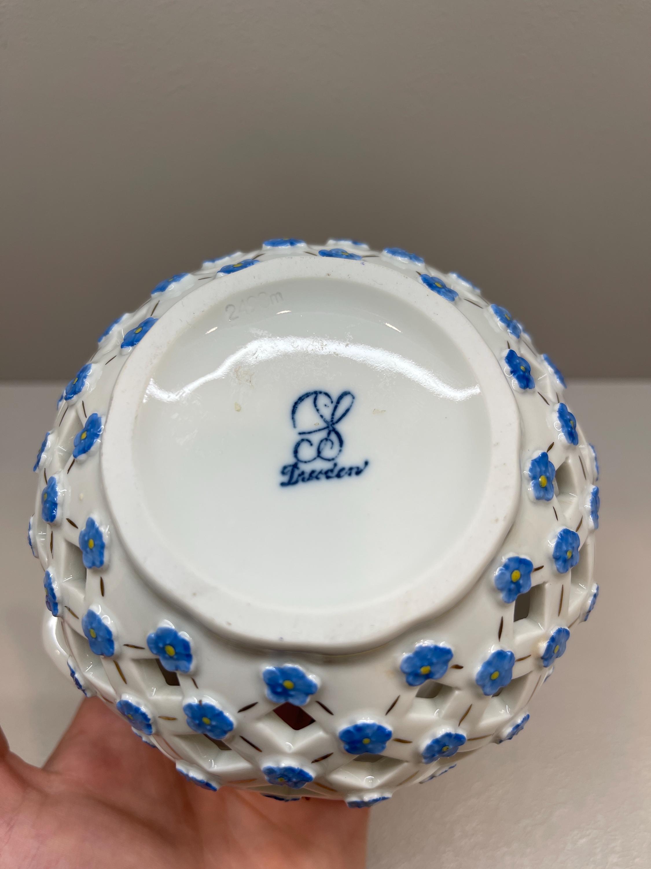 ドレスデンの網目模様の磁器製バスケット（手描きの花模様）、ドイツの 