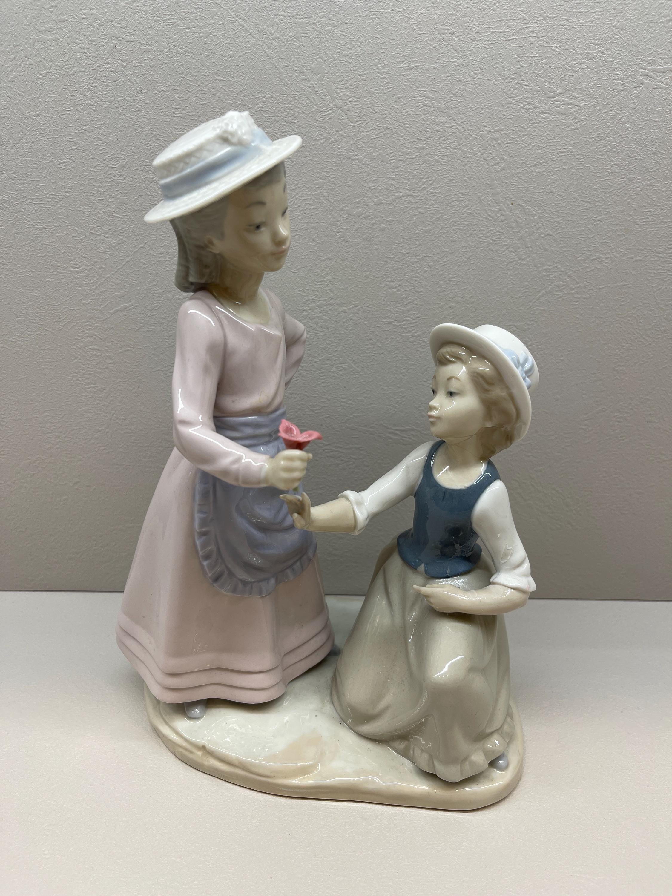 ヴィンテージ リヤドロ NAO 磁器フィギュア – 花を摘む二人の少女