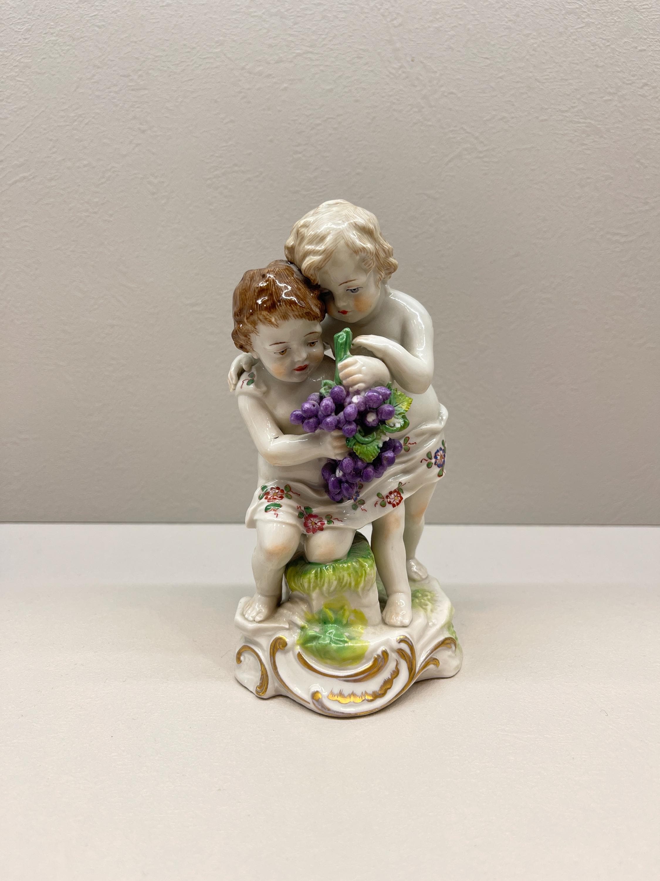 ヴィンテージドレスデン磁器の置物 | ブドウを持つ子供2人、ロココ調