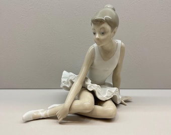 NAO by Lladro 0161 – 子犬と遊ぶ男の子の置物 | ヴィンテージスペイン