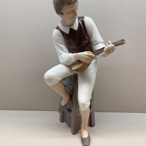 Bing&Grondahl 1600 Men Boy Play Banjo Guitar Porcelain Figurine