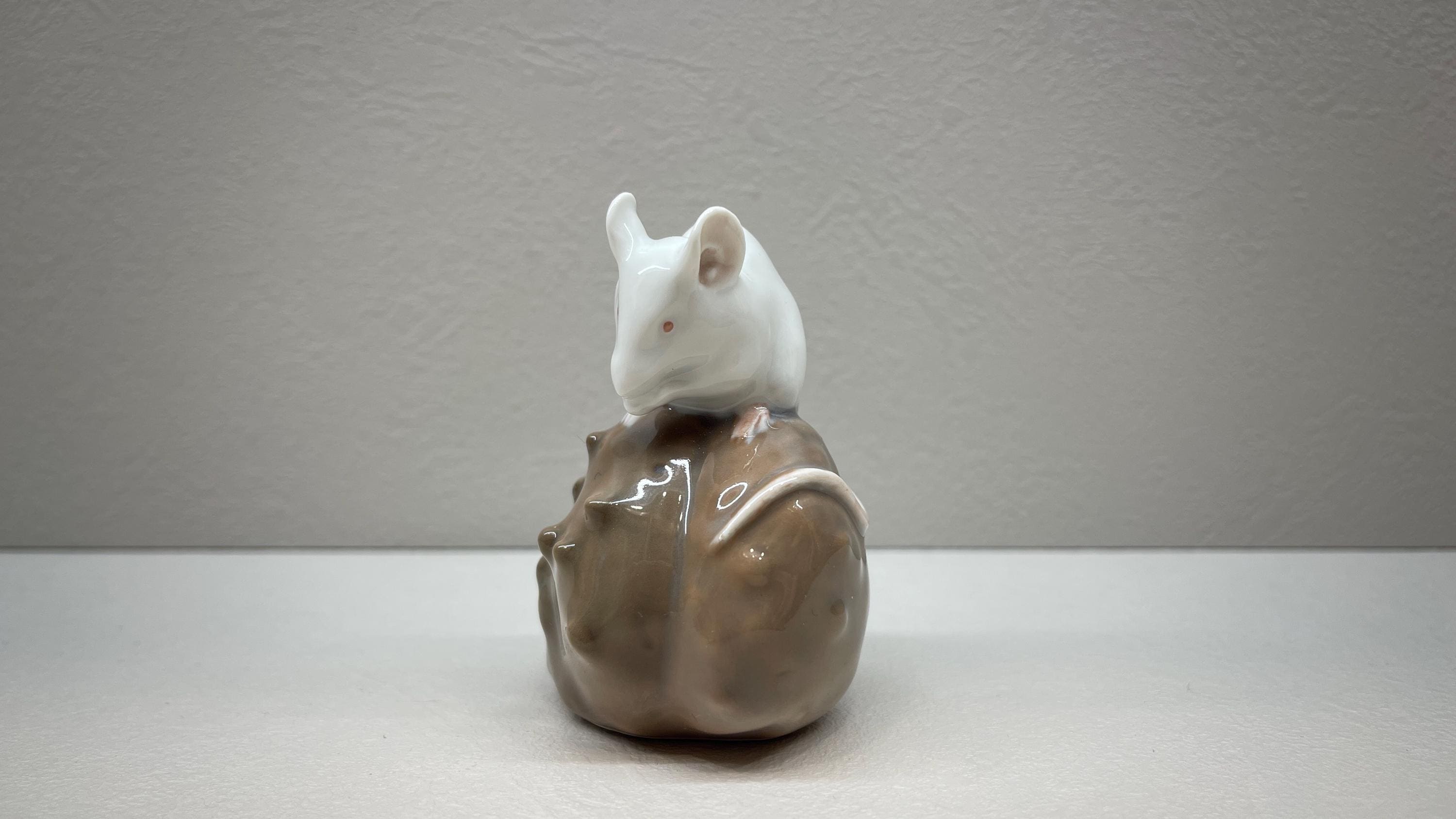 ロイヤルコペンハーゲン 木の実の上のねずみ フィギュリン 511 ロイヤルコペンハーゲン フィギュリン 「栗の上のネズミ」