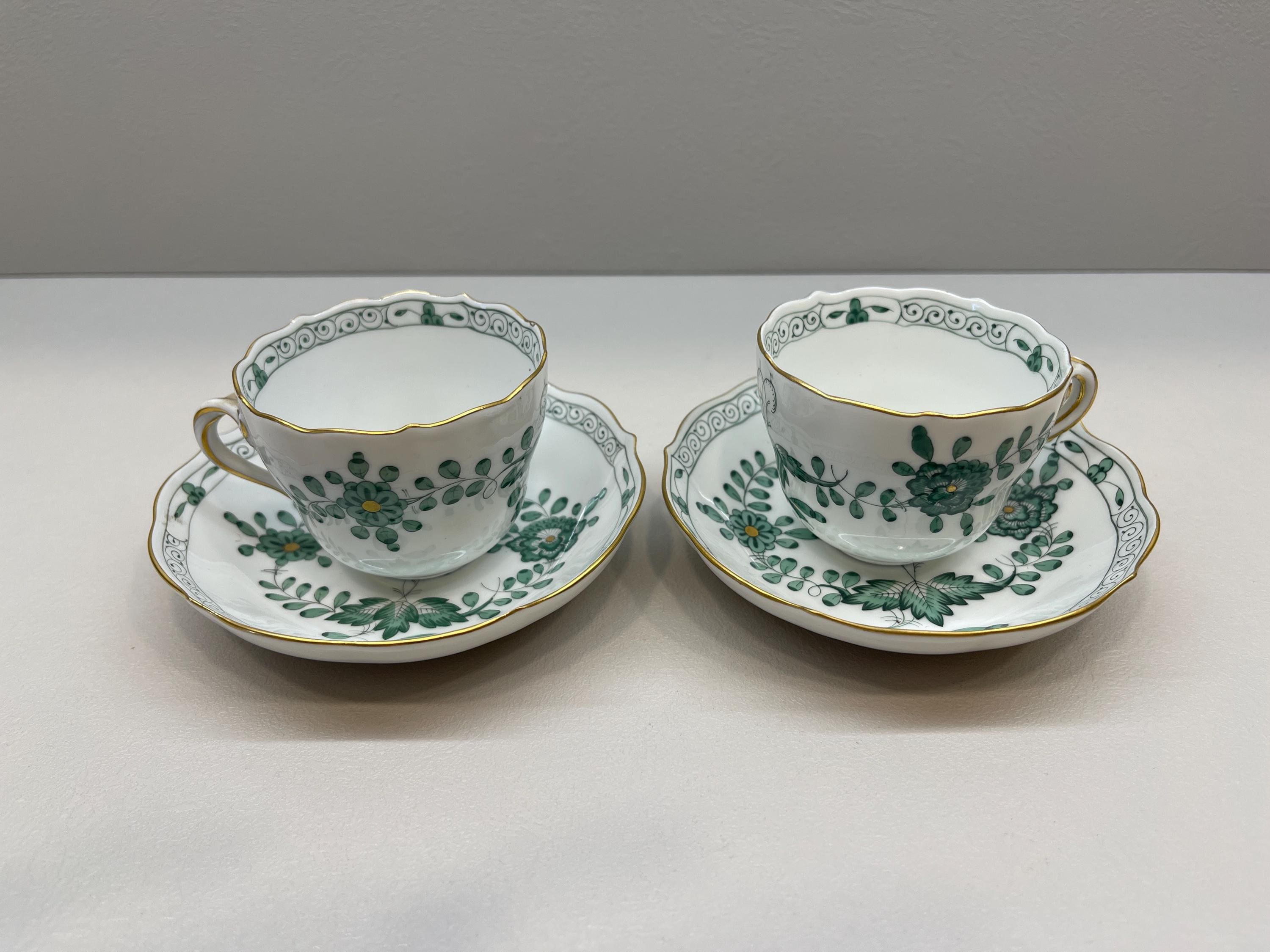 マイセン磁器の手描きカップ＆ソーサー 2客セット – 緑の花柄に金彩の 