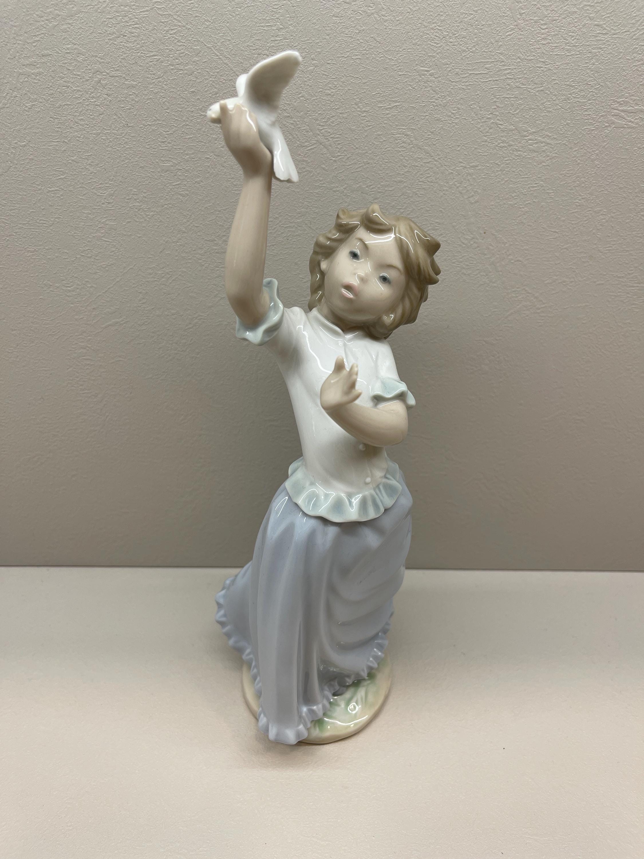 リヤドロ作「ナオ」鳩を抱く少女の置物 - 磁器製 平和な子供
