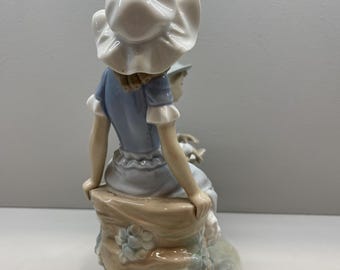 NAO by Lladro 0448 – 少女の足に包帯を巻く少年の置物 | ヴィンテージ