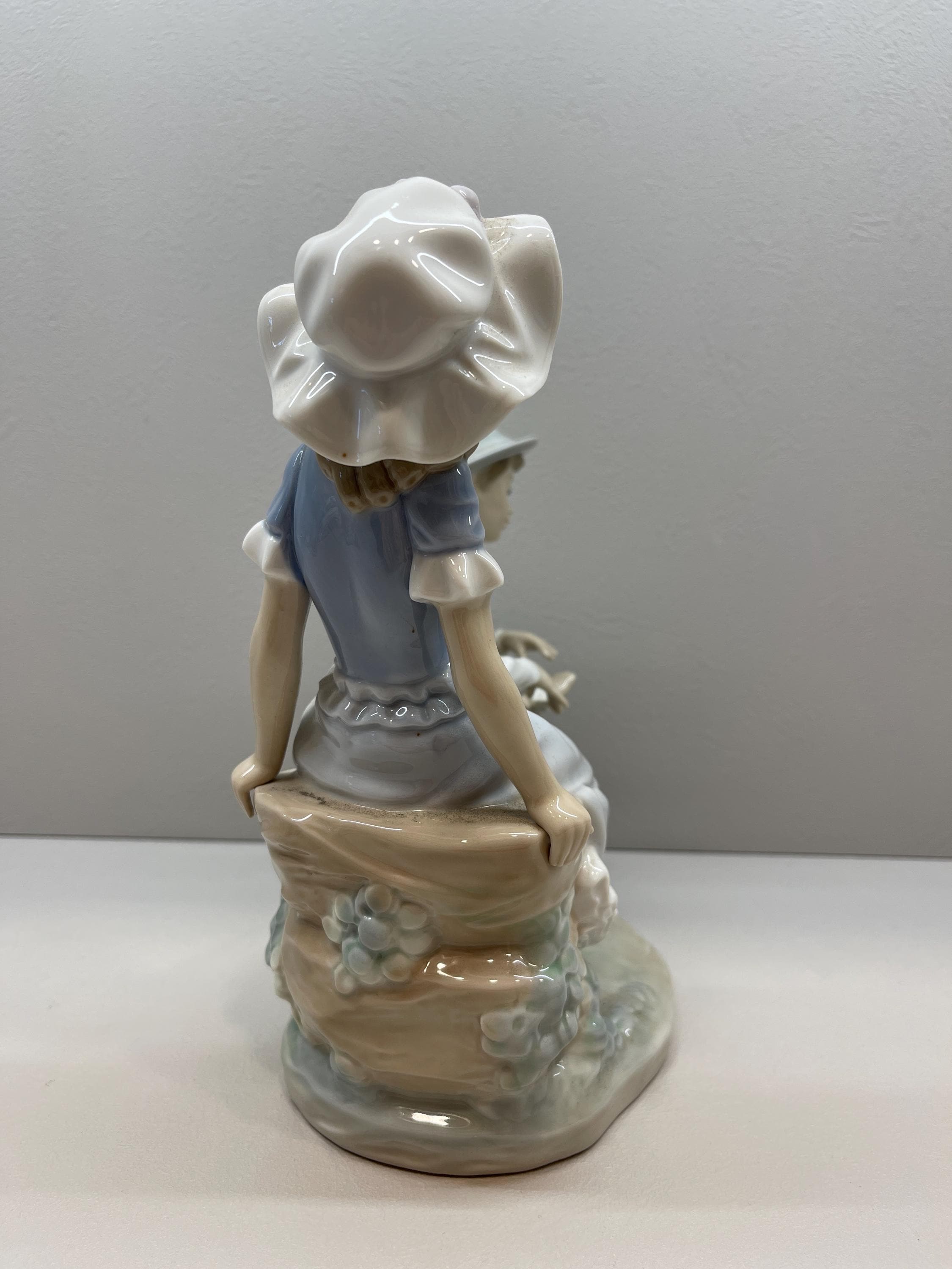 ★LLADRO★NAO★ひょっこり顔出すトイプードル❤︎④ (美品) NAO by Lladro 0448 – Boy Bandaging Girl's Foot Figurine | Vintage