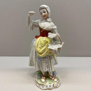 Figurine en porcelaine de Dresde, femme peinte à la main avec panier de cartes de poker et fleurs