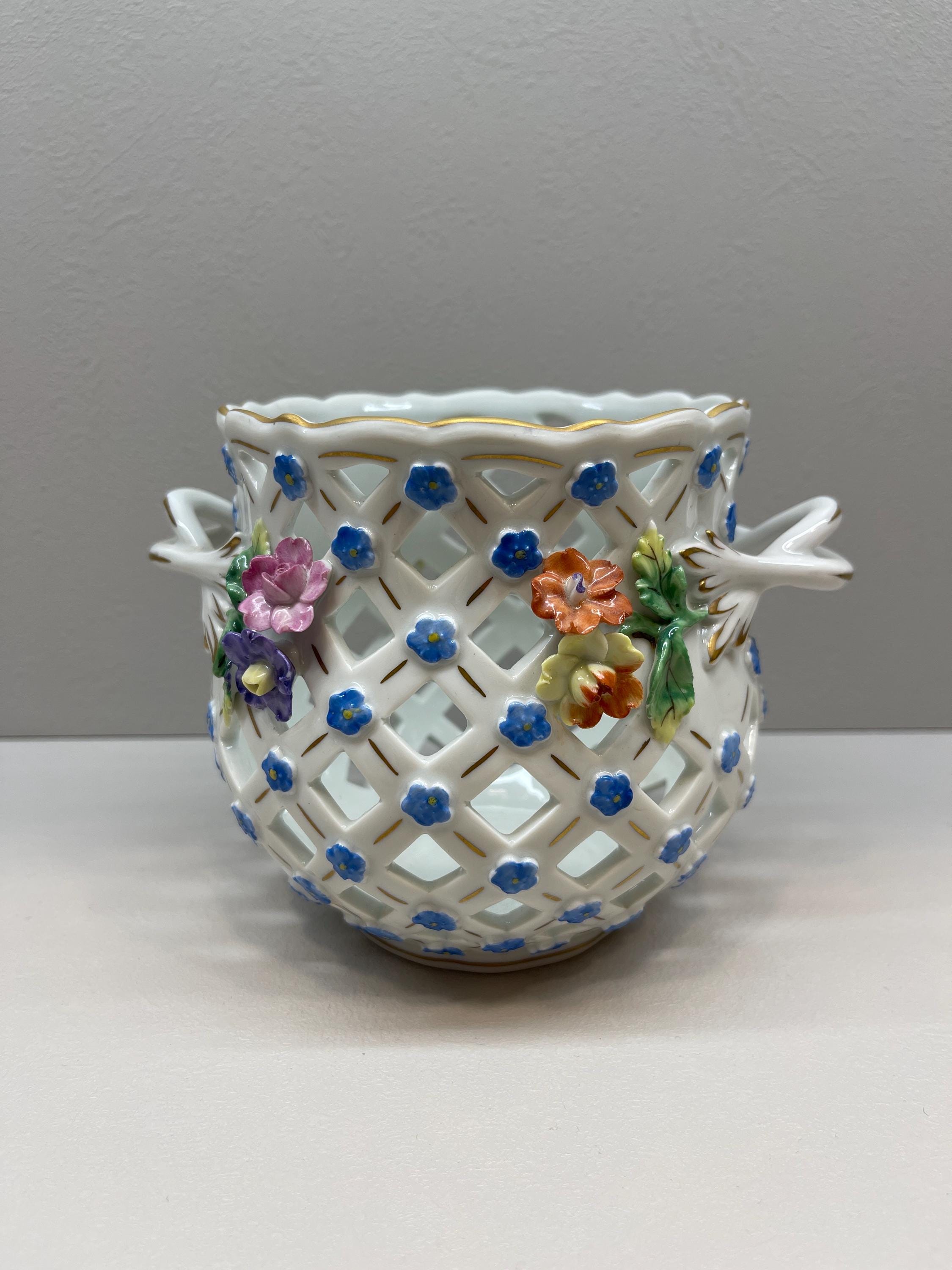 ドレスデンの網目模様の磁器製バスケット（手描きの花模様）、ドイツの 