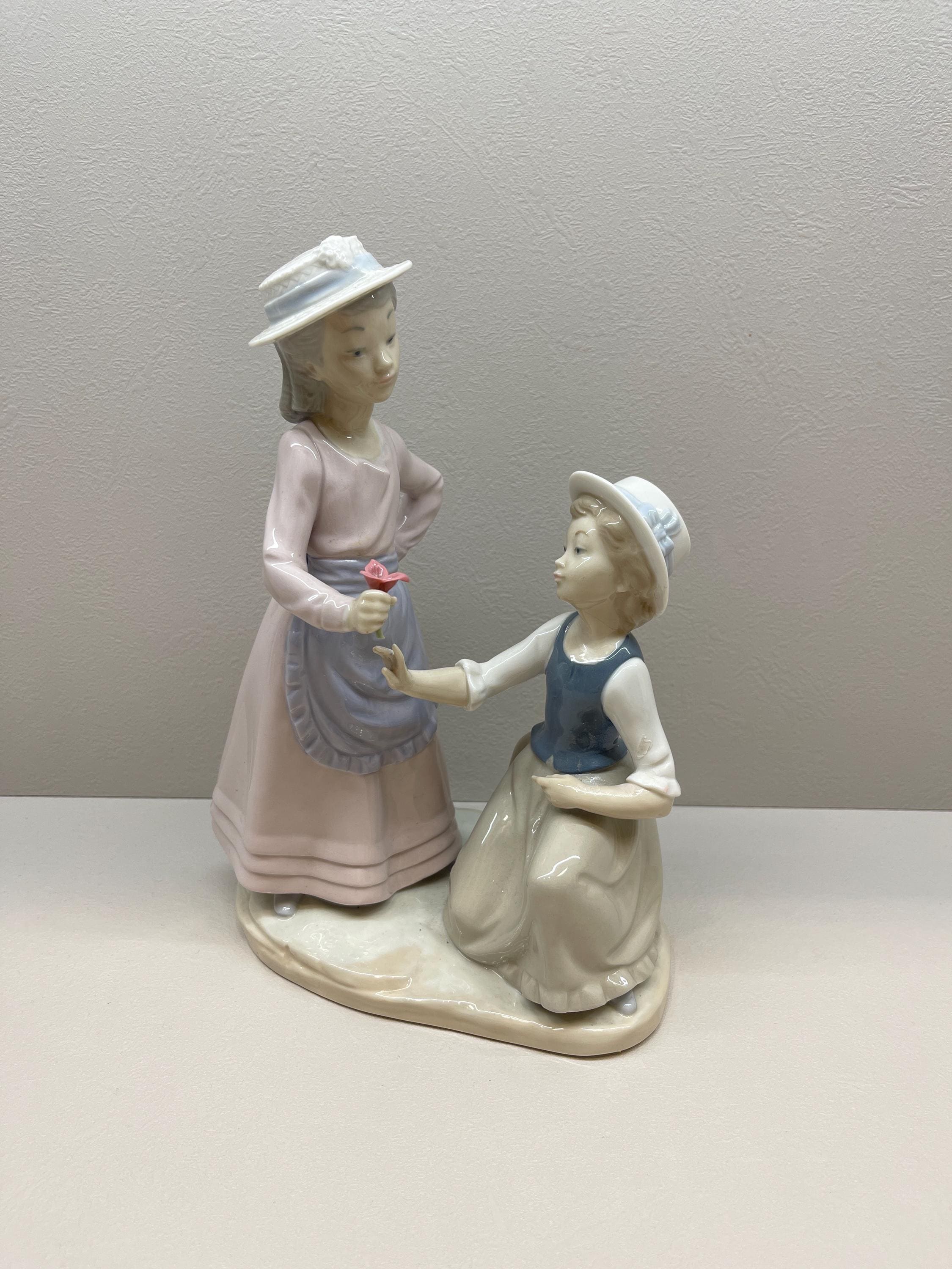 リヤドロ　NAO　フィギュリン　2体 ヴィンテージ リヤドロ NAO 磁器フィギュア – 花を摘む二人の少女