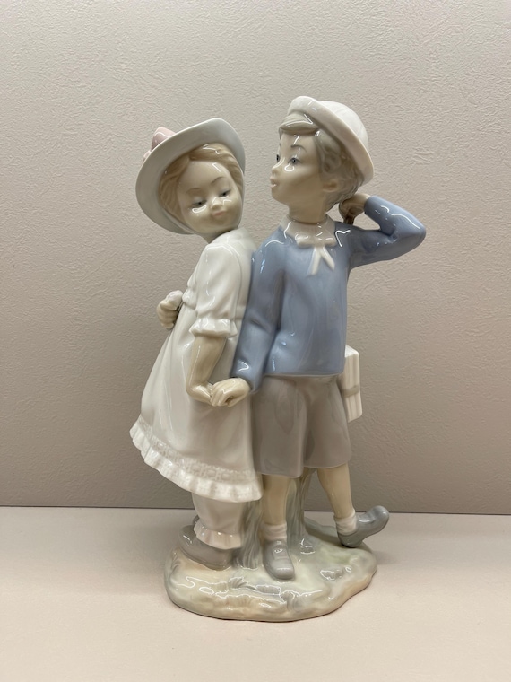 リヤドロ LLADRO 女の子と男の子が手つないでる置物 【公式通販】