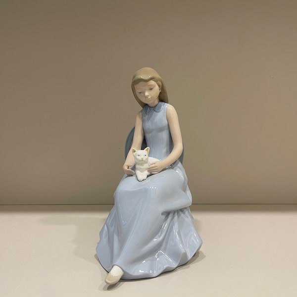 NAO Lladro Figurine en porcelaine Lady Girl avec chat