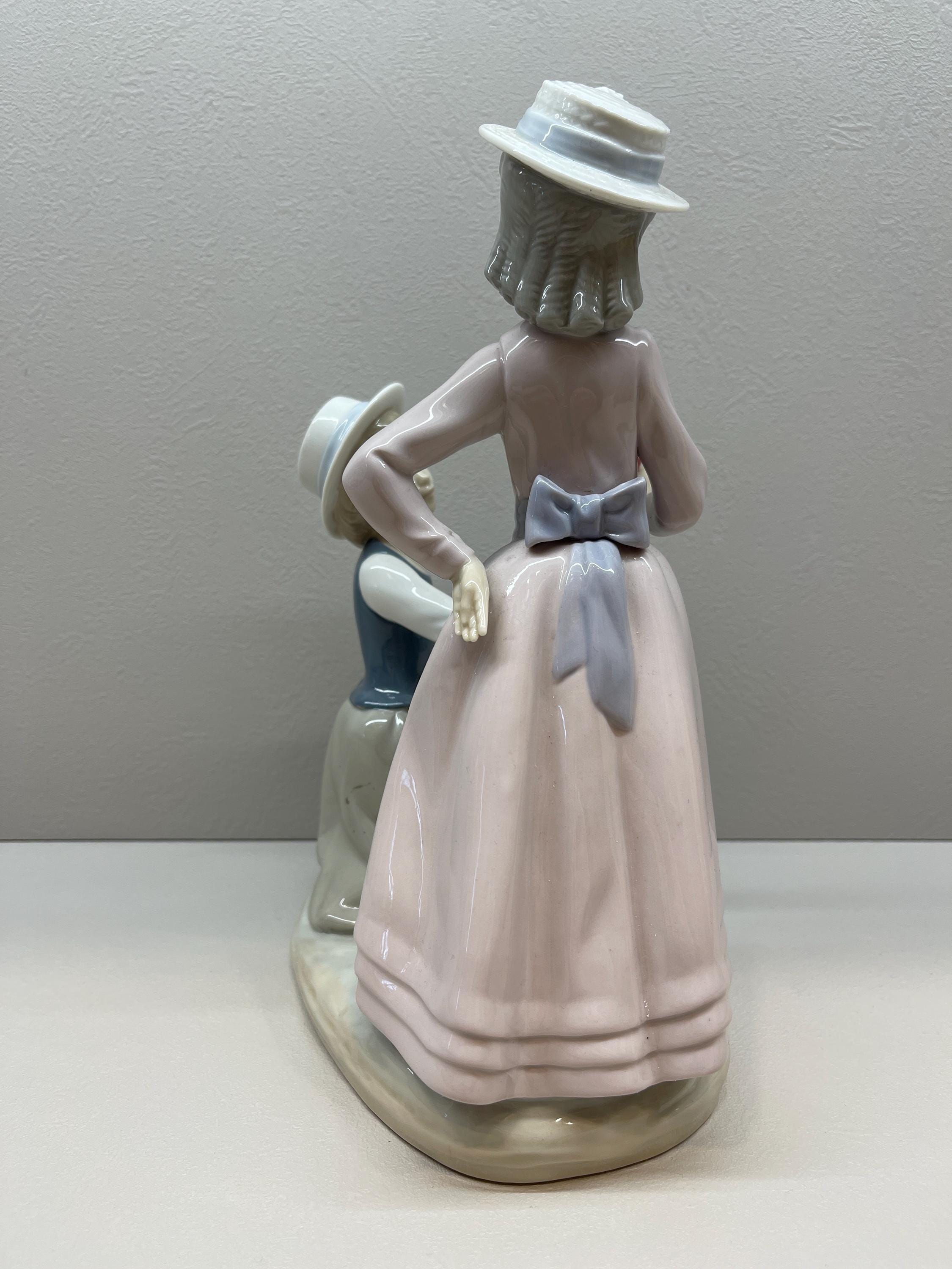 ヴィンテージ リヤドロ NAO 磁器フィギュア – 花を摘む二人の少女