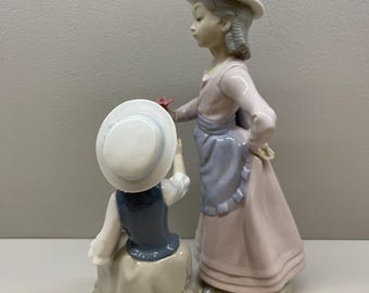 ヴィンテージ リヤドロ NAO 磁器フィギュア – 花を摘む二人の少女