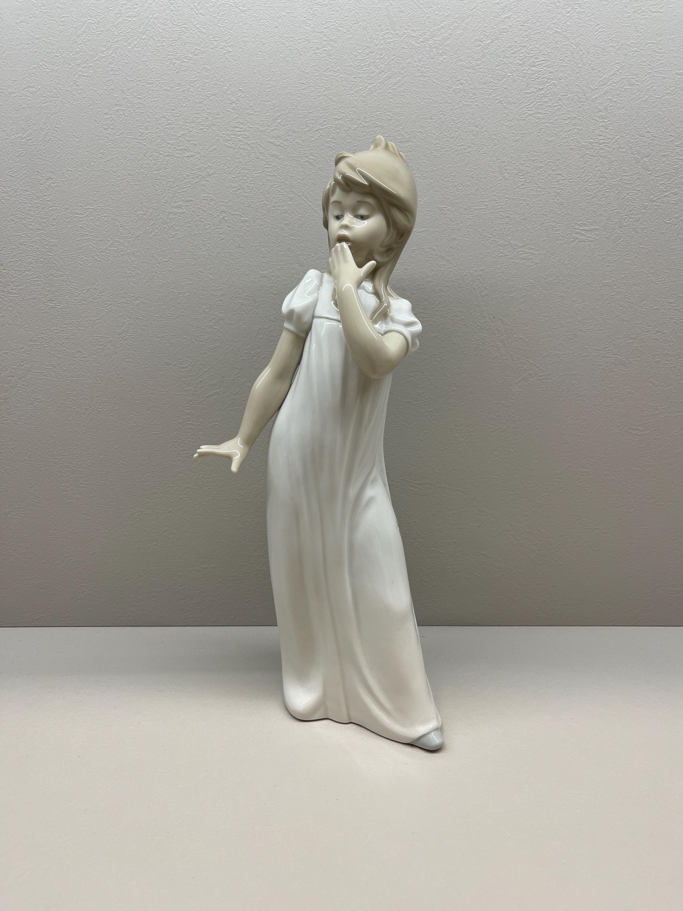 リヤドロ Lladro Nao by Lladro Girl Yawning NAO by Lladro “young Girl Yawning” Porcelain Figurine – 1992