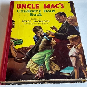 Könnte beinhalten: Ein Vintage-Buch mit dem Titel "Uncle Mac's Children's Hour Book" mit einem gelben Einband, der eine Illustration eines Mannes und Kinder zeigt. Der Mann trägt einen Anzug und eine Krawatte und spricht mit den Kindern. Die Kinder sitzen auf dem Boden und hören dem Mann zu. Das Buch wurde von Derek McCulloch herausgegeben, der als "Uncle Mac of the B.B.C." bekannt ist.