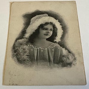 Timbre George Washington original de 1913, 1 cent, vert sur une carte postale rare avec une belle dame
