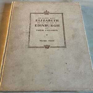 Sua Maestà la Regina Elisabetta e Sua Altezza Reale il Duca di Edimburgo e tre bambini Volume tre 1953