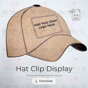 Op de afbeelding: Een lichtbruine lasergesneden hoedclipdisplay, met een baseballpetontwerp. De pet heeft een rechthoekig gebied met het label "Add Your Own Logo Here". De afbeelding bevat ook een SVG-bestandspictogram en de tekst "Hat Clip Display."