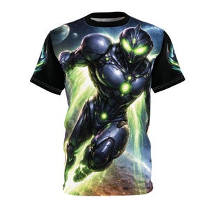 Puede incluir: Camiseta negra de cuello redondo con un diseño de una figura futurista blindada con detalles verdes brillantes. La ilustración muestra al personaje en una pose dinámica, sobre un fondo cósmico con planetas y efectos de energía.