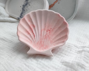 Jesmonite shell emptier, elegant and artisanal marine decoration, jewelry or accessory holder.